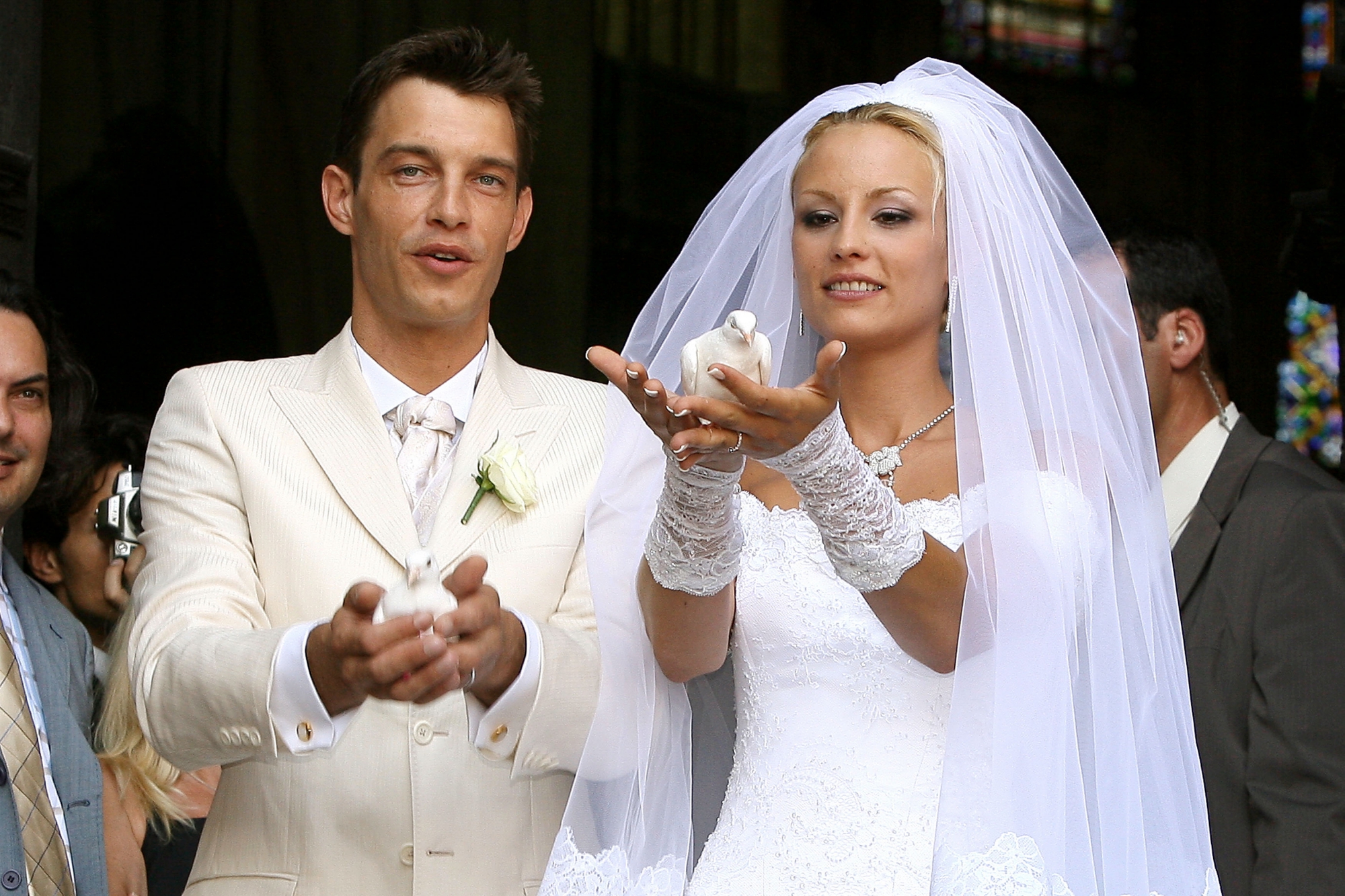 Elodie Gossuin et Bertrand Lacherie se marient à Compiègne le 1er juillet 2006.